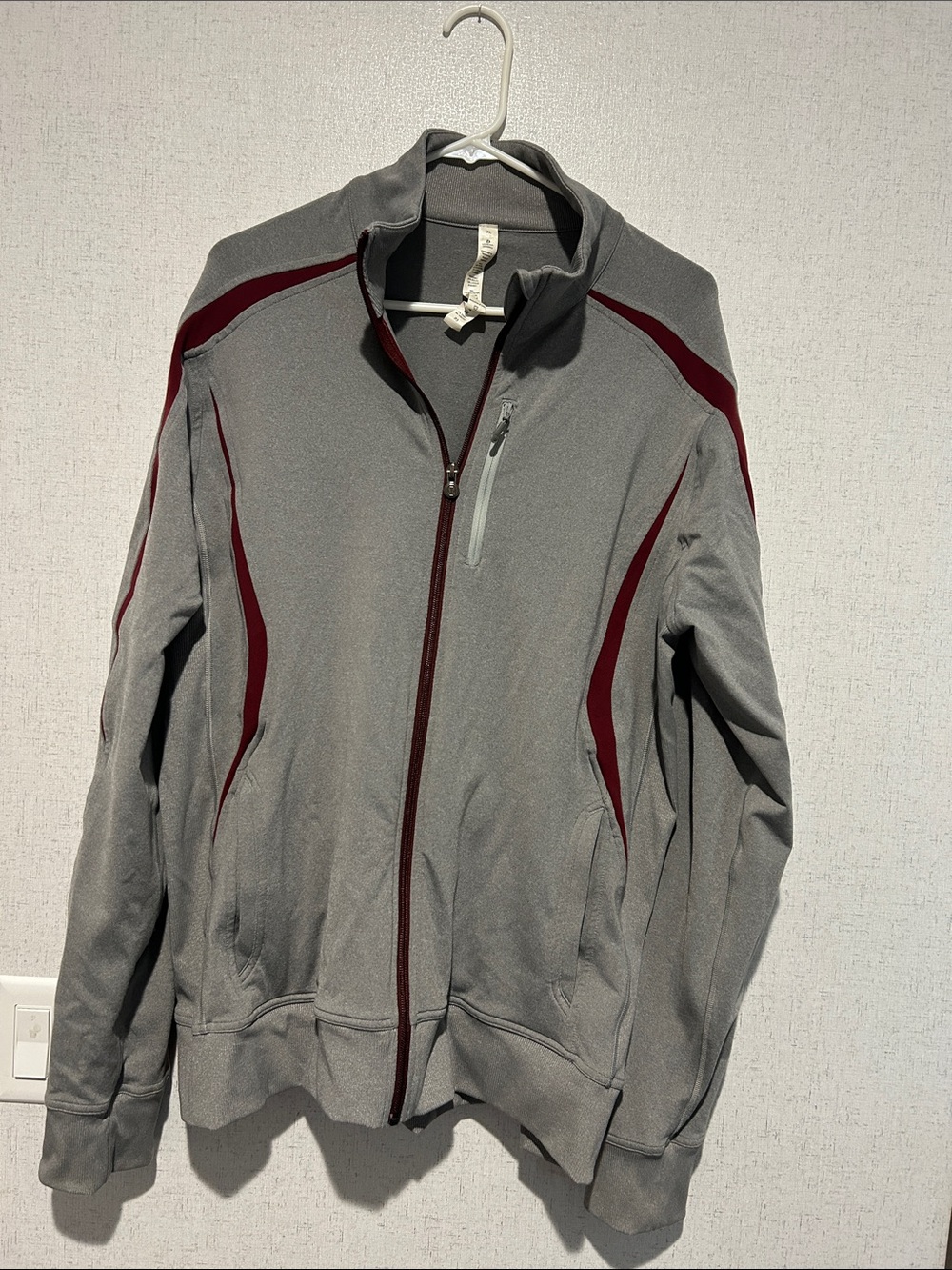 Lululemon Men’s Full Zip Smash Jacket Gray Full‑Zip Jacket with Maroon Accents